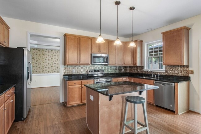 Building Photo - FABULOUS 5 BEDROOM RENOVATED HOME IN HAMPTON PARK