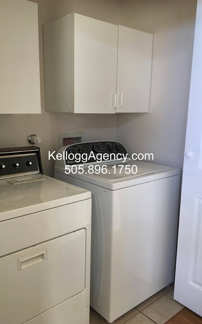 Building Photo - Enchanted Hills - 3BR/2Bath - NO CARPET