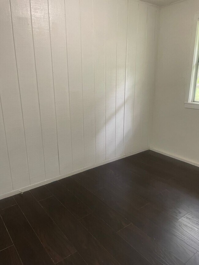 Building Photo - Oak Ridge 37830 - 2 bedroom, 1 bath Duplex - Contact Lisa Vineyard 865-216-9334