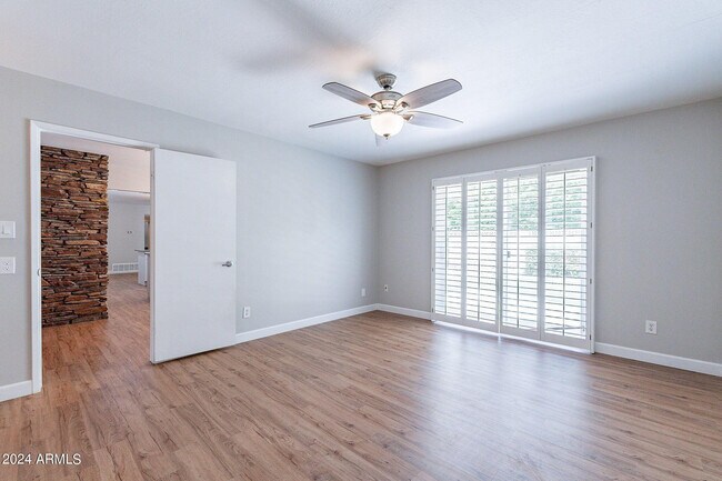 Building Photo - 110 W Seldon Ln