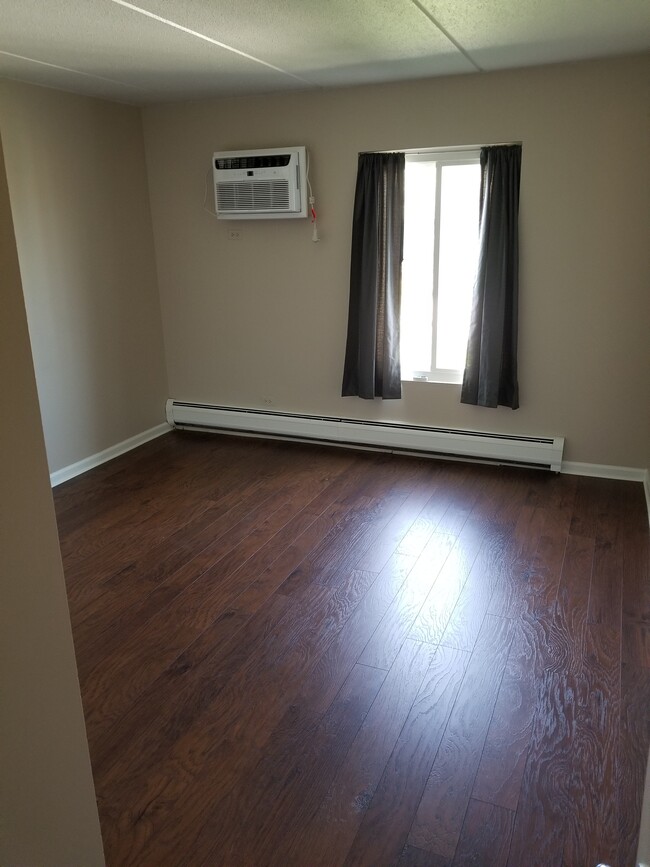 Bedroom w wall A/C - 300 W Fullerton Ave