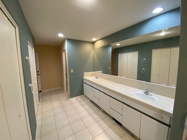 Building Photo - 835 17 Mile Dr