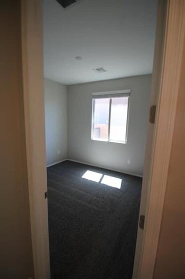 Building Photo - Desirable La Estancia Neighboorhood