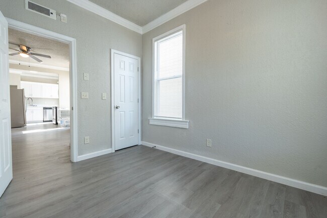 Building Photo - MOVE IN READY 2 Bedroom in the Heart of Oceanview!