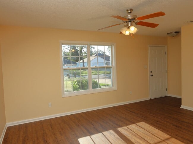 Building Photo - 1801 Chestnut Dr
