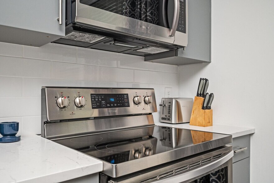 Building Photo - 542 Boulevard NE