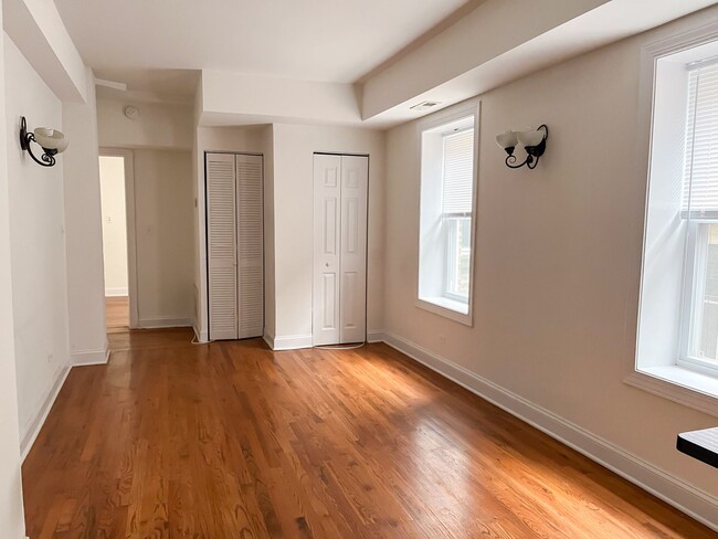 Building Photo - Uptown - 2 Bed / 2 Bath - Central Heat & AC