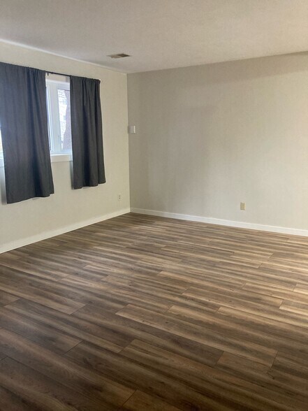 Building Photo - 323 Allan Ave