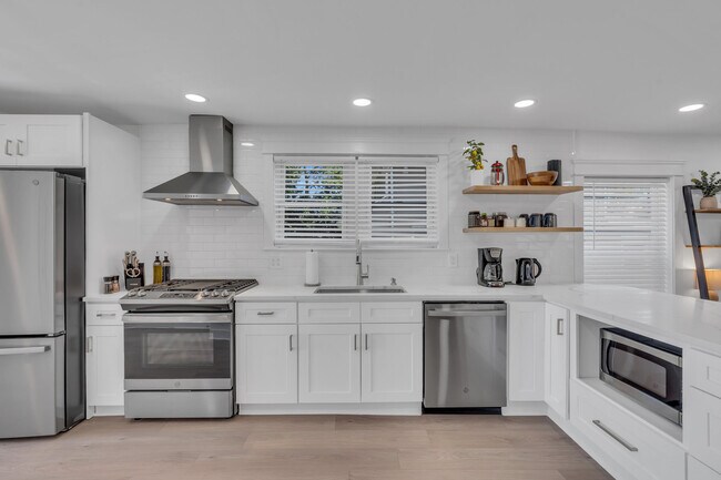 Building Photo - 1205 7th Ave