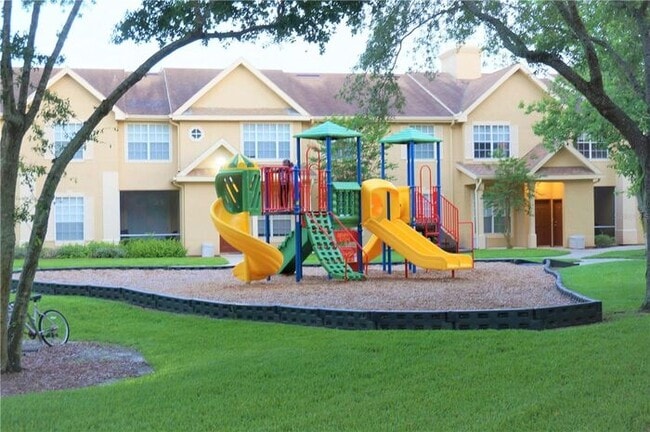 Building Photo - Perfect 2/2 Split Floorplan Condo with Washer/Dryer in Lovely Crescent Place at Lake Lotus Condom...