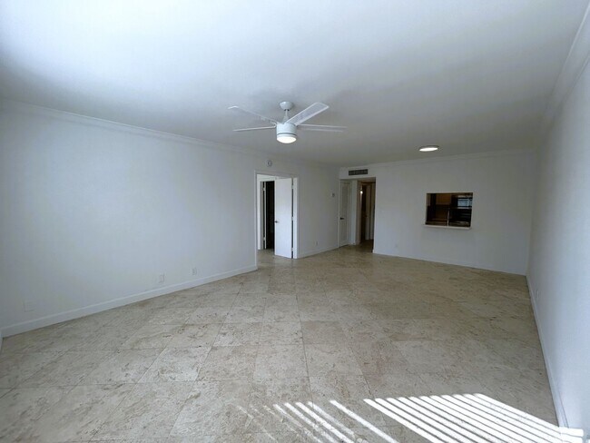 Building Photo - Large 1 Bedroom 1.5 Bath Condo - Steps from Fort Lauderdale Beach!