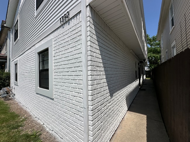 Building Photo - 1392 Summit St