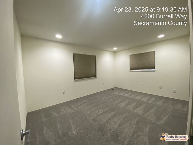 Building Photo - Sprawling Ranch with Open Floorplan & Exce...