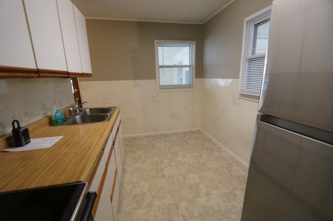 Building Photo - 3 Bedroom 1 Bath