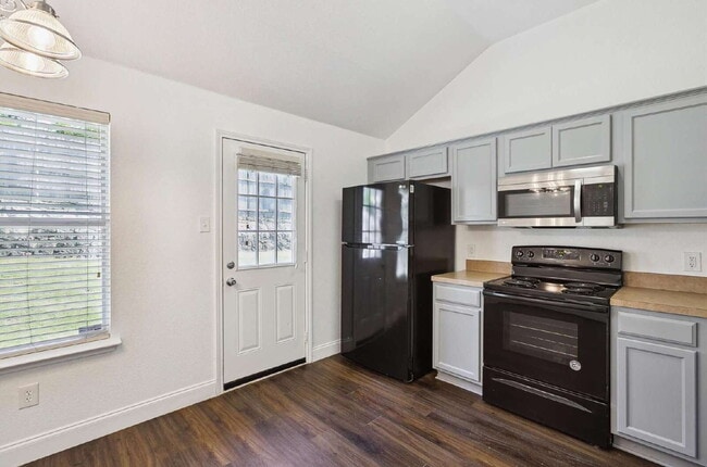 Building Photo - "Charming 3-Bedroom Home Just Minutes from Downtown Dallas!"