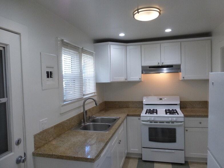 Kitchen - 1533 Maltman Ave