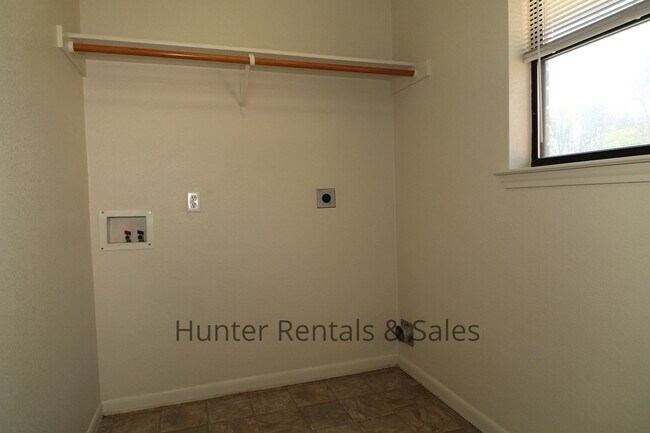 Building Photo - Spacious Two-Bedroom!