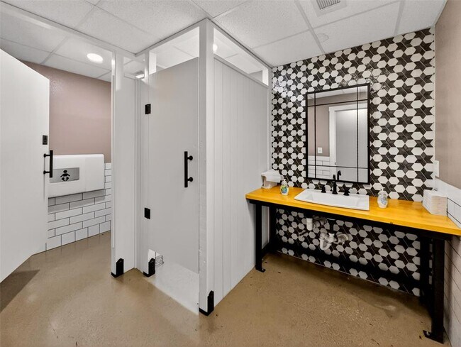 Building Photo - 6106 FM Rnch