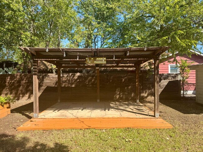 Building Photo - Updated & Charming in the Heart of North C...