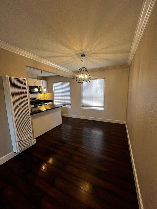 Building Photo - BEAUTIFUL 1 BEDROOM X1 BATHROOM CONDO with NEW HARDWOOD FLOORS! NOW LEASING!!