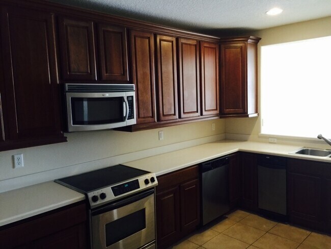 Building Photo - Luxurious 3 bed 2 bath condo with Great Vi...