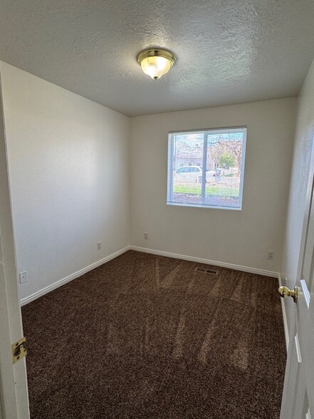 Building Photo - 281 E 170 N