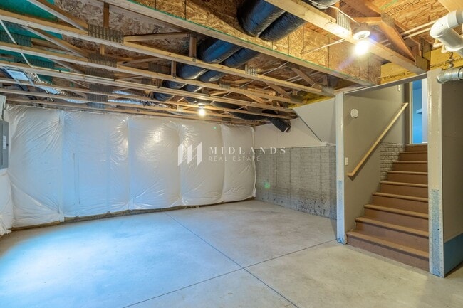 Building Photo - Clearwater Falls Multi-Level