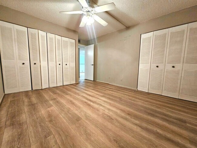 Building Photo - 11485 Oakhurst Rd