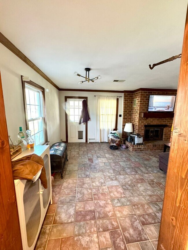 Building Photo - 5 Bed 2 Bath Home for Rent in Chesapeake!