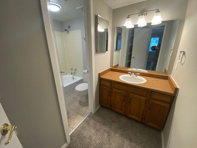 Building Photo - Large 2 bed 1 bath Top Floor Condo