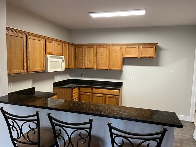 Building Photo - 5733 Twin Oaks Dr