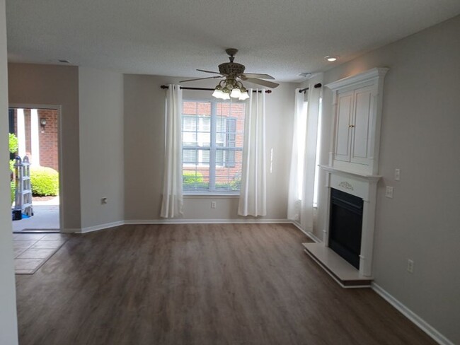 Building Photo - 5821 Ludington Dr