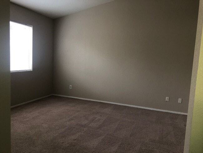 Building Photo - GORGEOUS SINGLE STORY HOME IN NORTH TOWN READY FOR YOU TO RENT !!