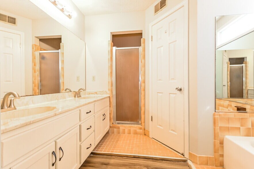 Building Photo - 2224 Webbing Dr