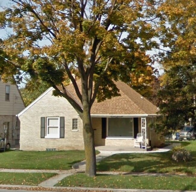 Building Photo - 3BR SINGLE FAMILY, NICE!!, BRICK, PARKING,...