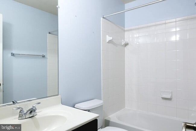 Building Photo - 2638 S Kenmore Ct