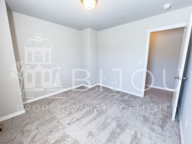 Building Photo - Beautiful Townhome across from Cumbre Vist...