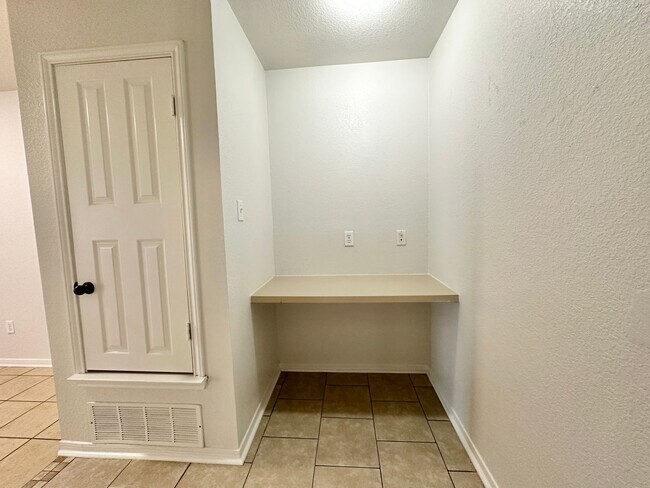 Building Photo - 2608 Seabiscuit Dr