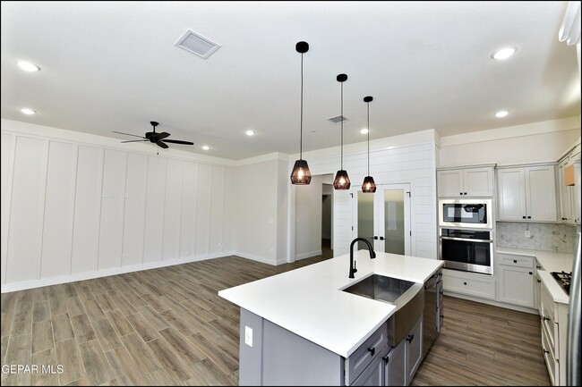 Building Photo - 13868 Paseo Perlas Dr