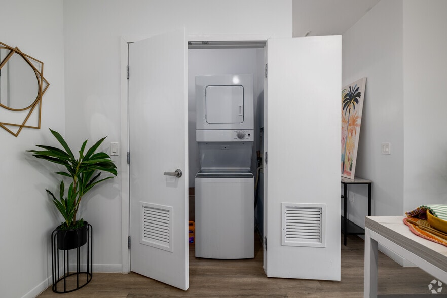 3BR, 2BA - 1,016SF - In-Unit Laundry - Urbane