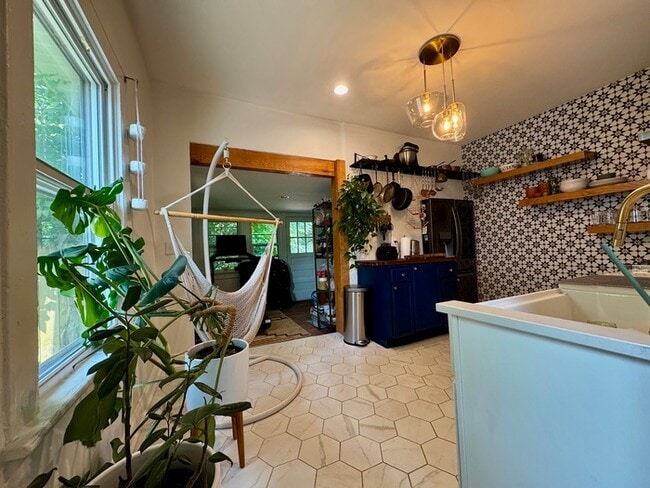 Building Photo - Renovated DTR Bungalow!