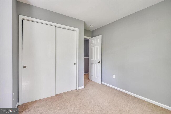 Building Photo - 678 Newbridge Ct