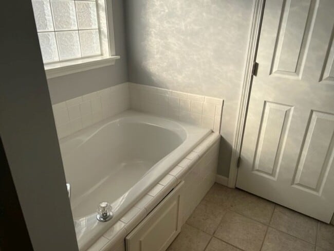 Building Photo - Cozy 3 Bed 2 Bath House! Available August ...