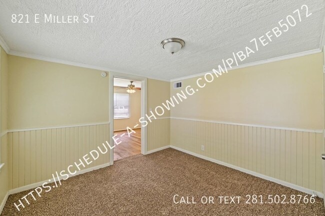 Building Photo - 821 Miller St