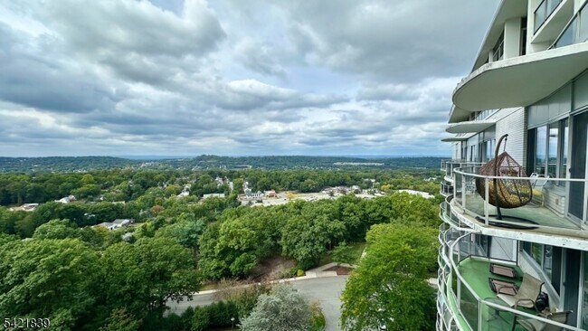 Building Photo - 1 Claridge Dr