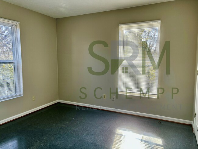 Building Photo - Updated Two Bedroom Apartment in Portland now available! *Section 8 accepted*