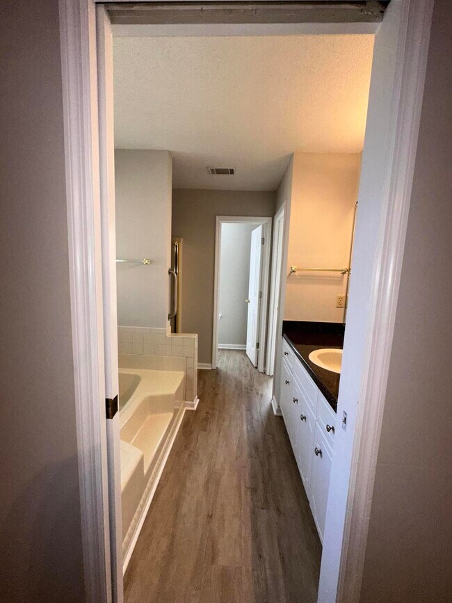 Building Photo - 517 Oak Chase Dr