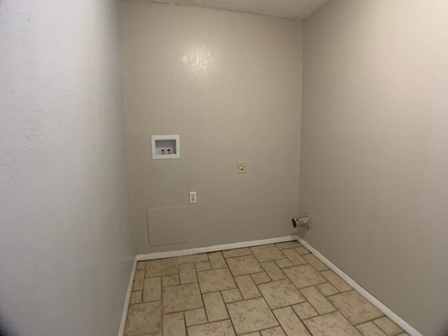 Building Photo - Move -in Special: Three Bedroom Moore!  Be...