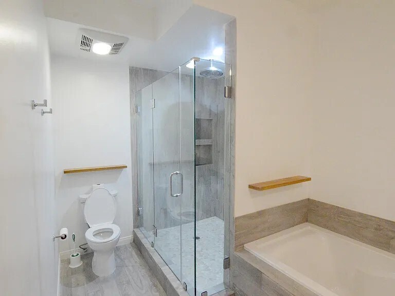 Master bath - 1120 Granville Ave