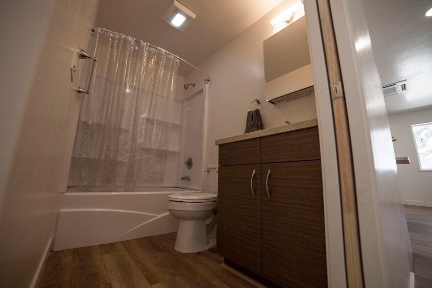 Building Photo - 308 S Ute Ave